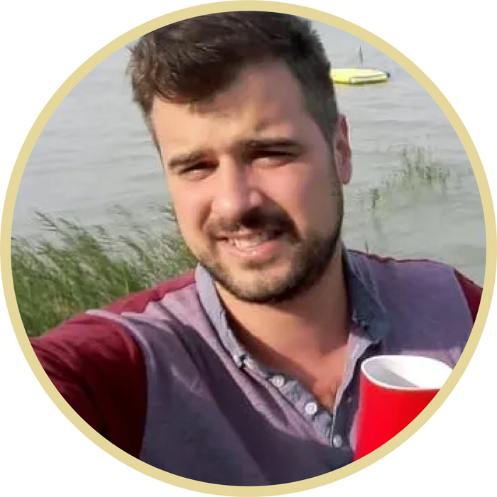 A sakk a sportok királya, nagy elmék játszótere! Játékosan fejleszt, gondolkodásra sarkal! KERESD Gábort, aki megtanít!
