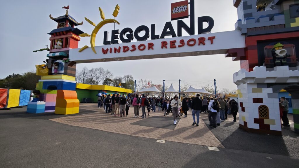 A leégett műhelytől a világ legmenőbb vidámparkjaiig! 🧱 Fedezd fel a legjobb helyszíneket Dániától Dubajig és tervezz családi kalandot! 🌍✨