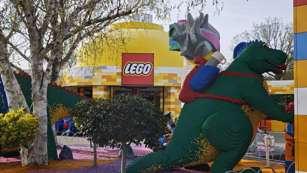 A leégett műhelytől a világ legmenőbb vidámparkjaiig! 🧱 Fedezd fel a legjobb helyszíneket Dániától Dubajig és tervezz családi kalandot! 🌍✨