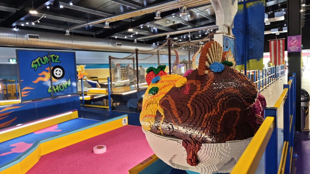 A leégett műhelytől a világ legmenőbb vidámparkjaiig! 🧱 Fedezd fel a legjobb helyszíneket Dániától Dubajig és tervezz családi kalandot! 🌍✨